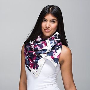 Lululemon Vinyasa Snap Scarf *Rare* color: Inky Floral